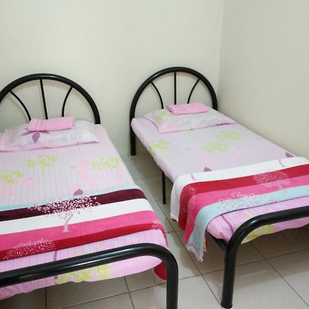 Sarinas Homestay Семпорна Екстериор снимка