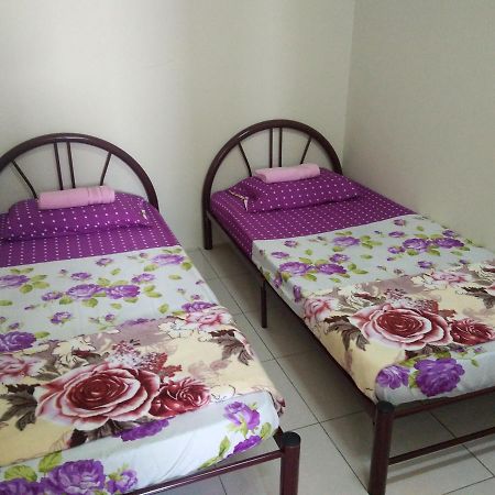 Sarinas Homestay Семпорна Екстериор снимка