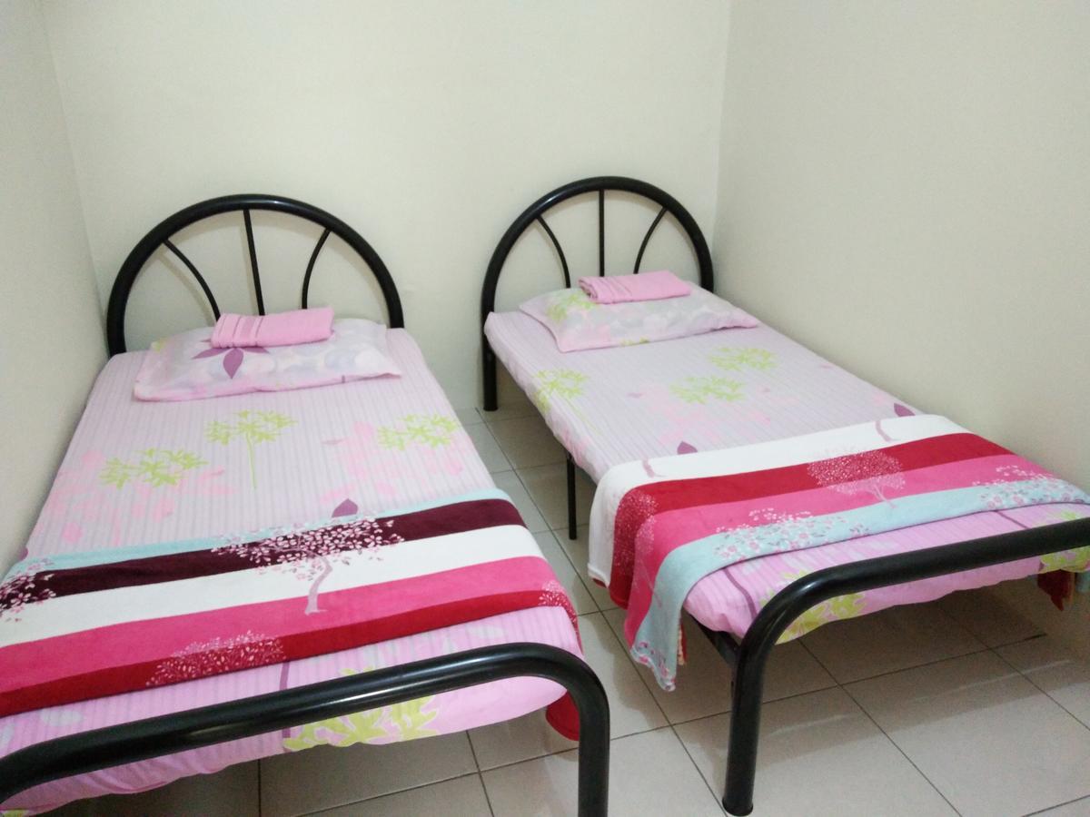 Sarinas Homestay Семпорна Екстериор снимка