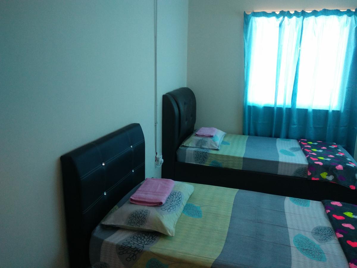 Sarinas Homestay Семпорна Екстериор снимка